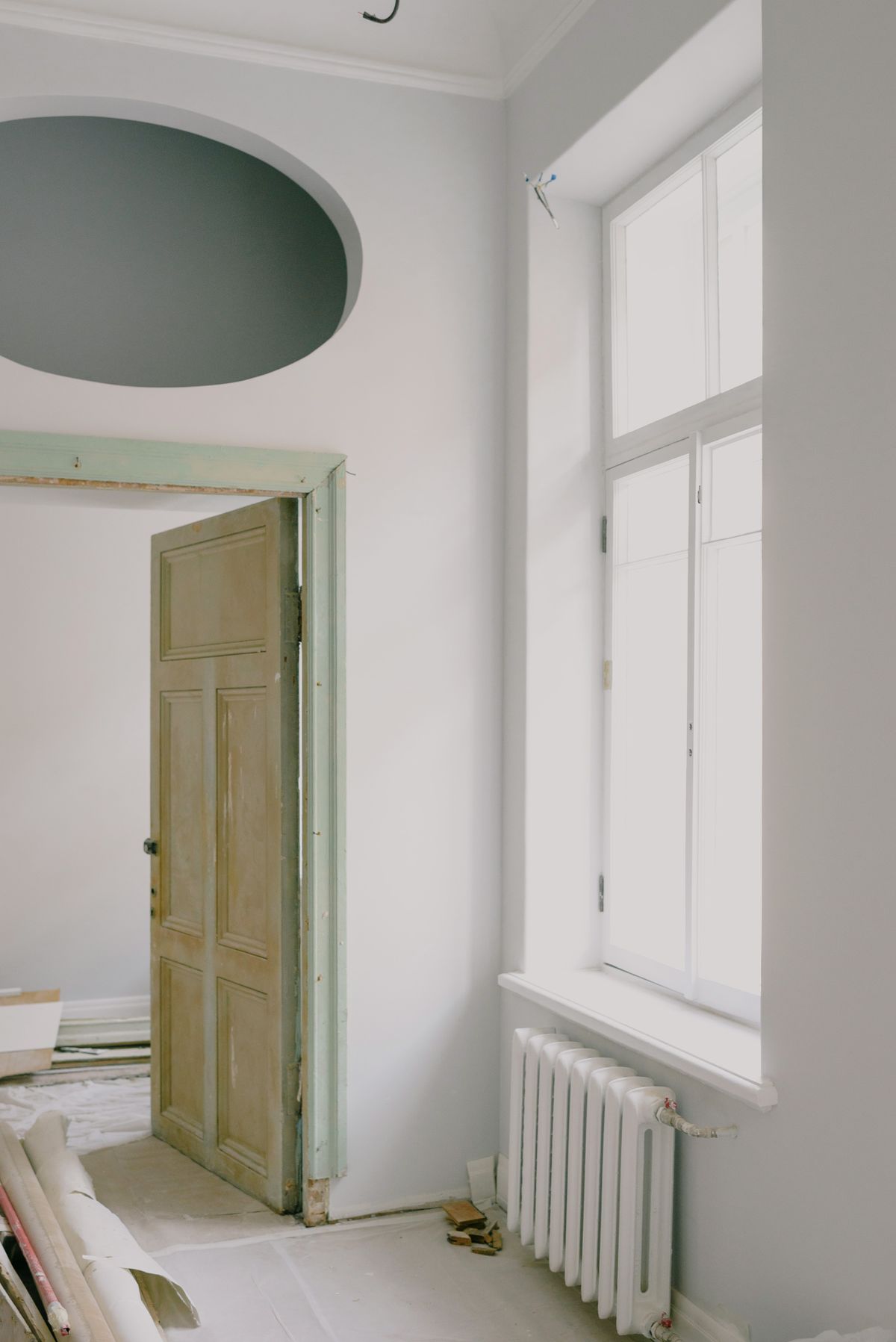 Interior de una vivienda en obra de rehabilitación, con luz natural entrando por la ventana